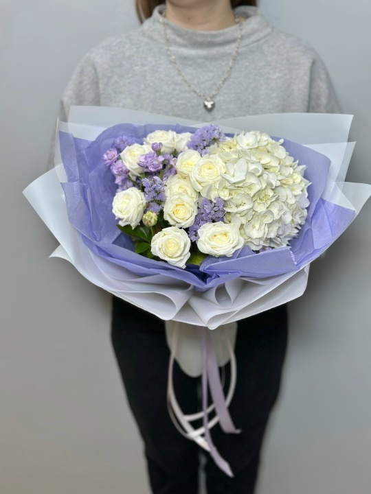 Пионовидные розы с белой гортензией