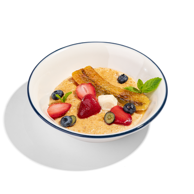 Овсяная каша с ягодами и карамелизированным бананом