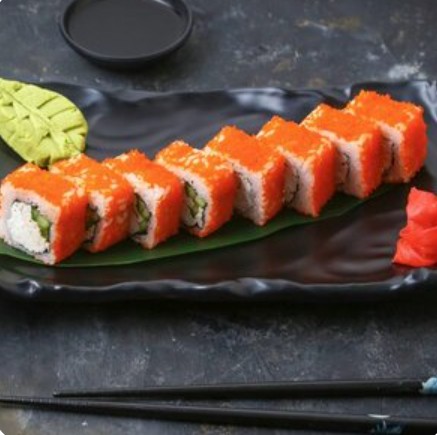 Ролл Калифорния с лососем и огурцом в масаго