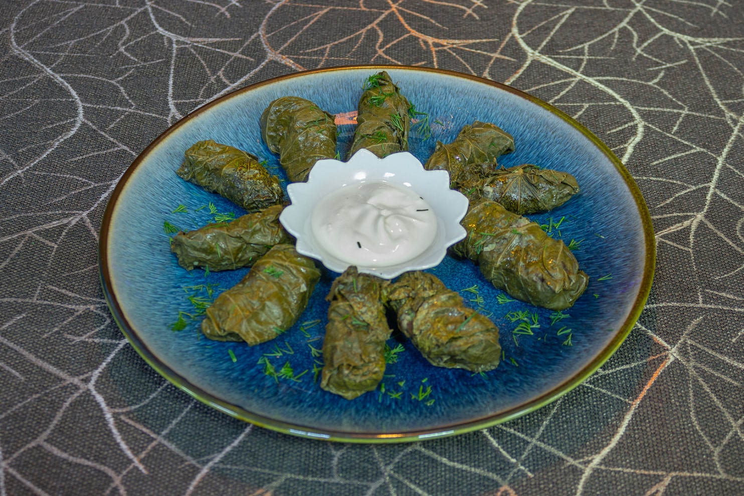 Долма с чесночным соусом