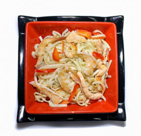 Удон с лососем и креветкой в сливочном соусе