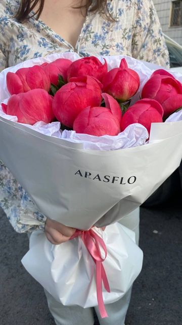 9 коралловых пионов