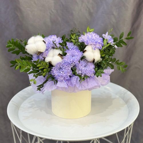 Букет цветов в коробке: фиолетовые хризантемы, зелень, хлопок (к0051)