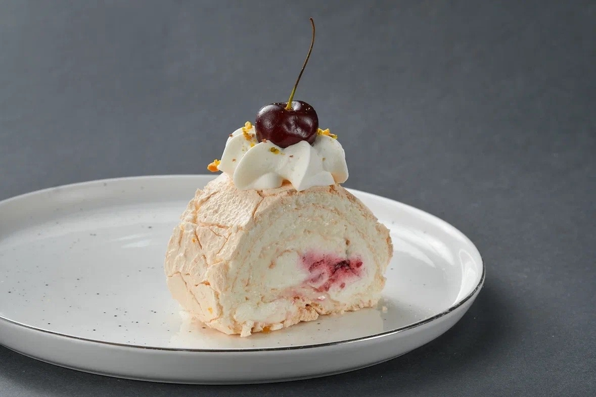 Рулет меренговый с вишней 350г