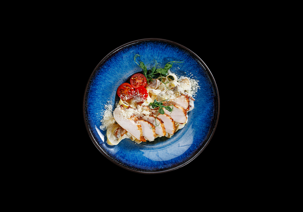 Фетучини с куриной грудкой и шампиньонами