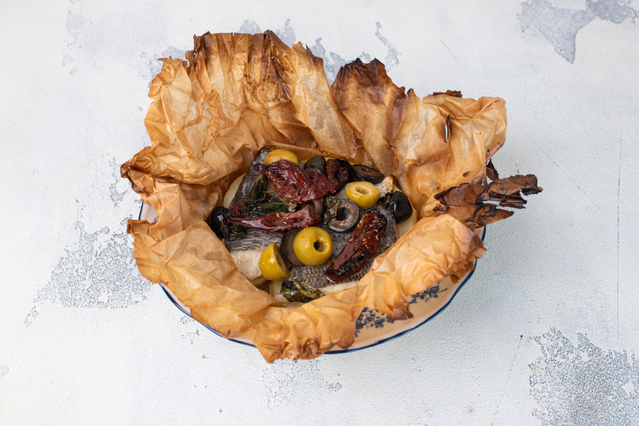 Дорадо с печеным картофелем и вялеными томатами