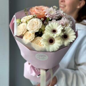 Букет с гермини, пионовидной розой и хамелациумом