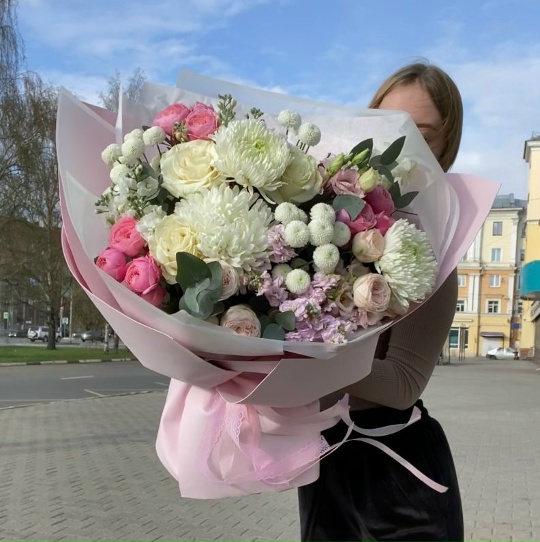 Пышный букетик с кустовыми пионовидными розами