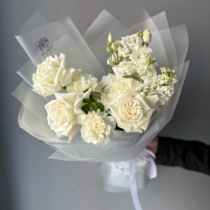 Сборный букет в белых оттенках
