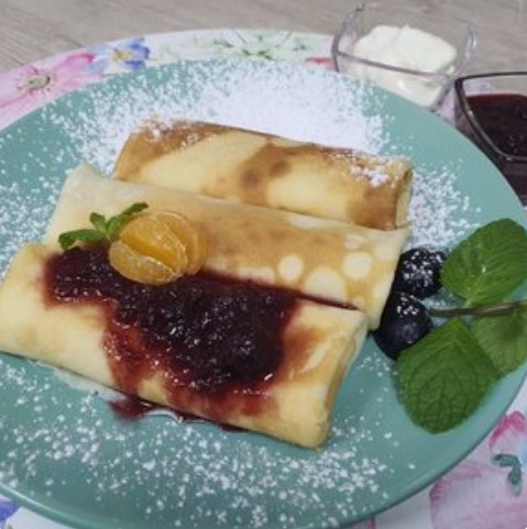 Блинчики с клубничным джемом и сметаной