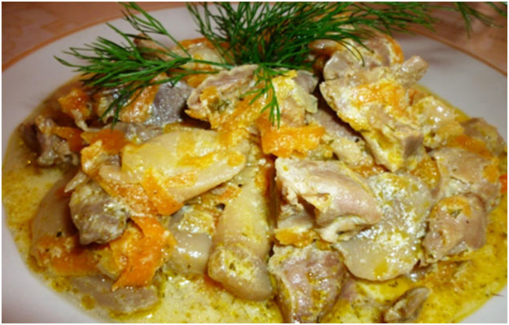 Куриные желудочки в сметанном соусе