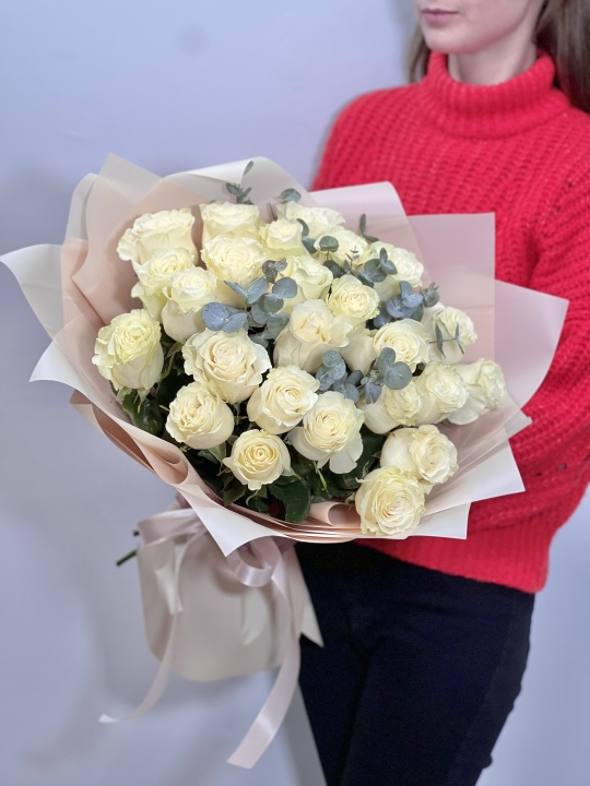 25 эквадорских роз с эвкалиптом в оформлении