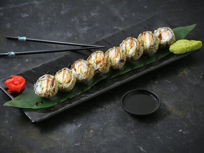 Америка с угрем Hot-ролл и лососем в соусе спайси