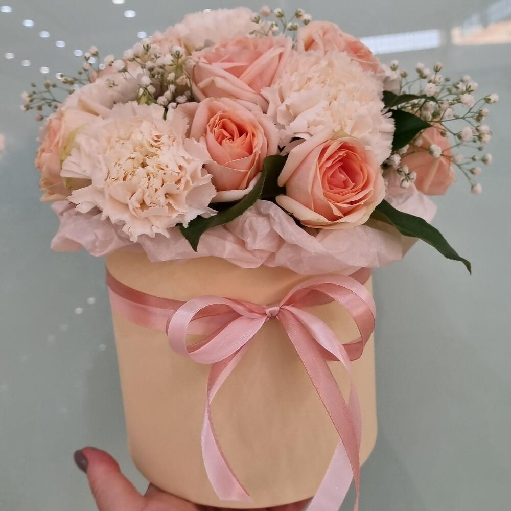 Композиция "Волшебный сад" из кустовых роз с диантусами