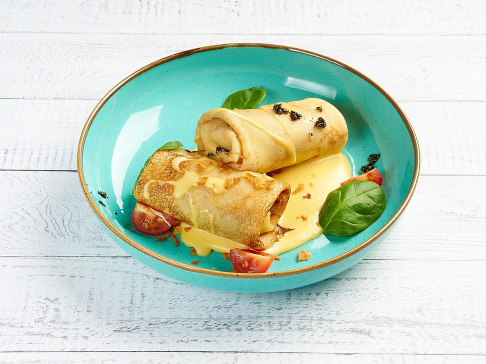 Блины с индейкой, грибами и сырным соусом