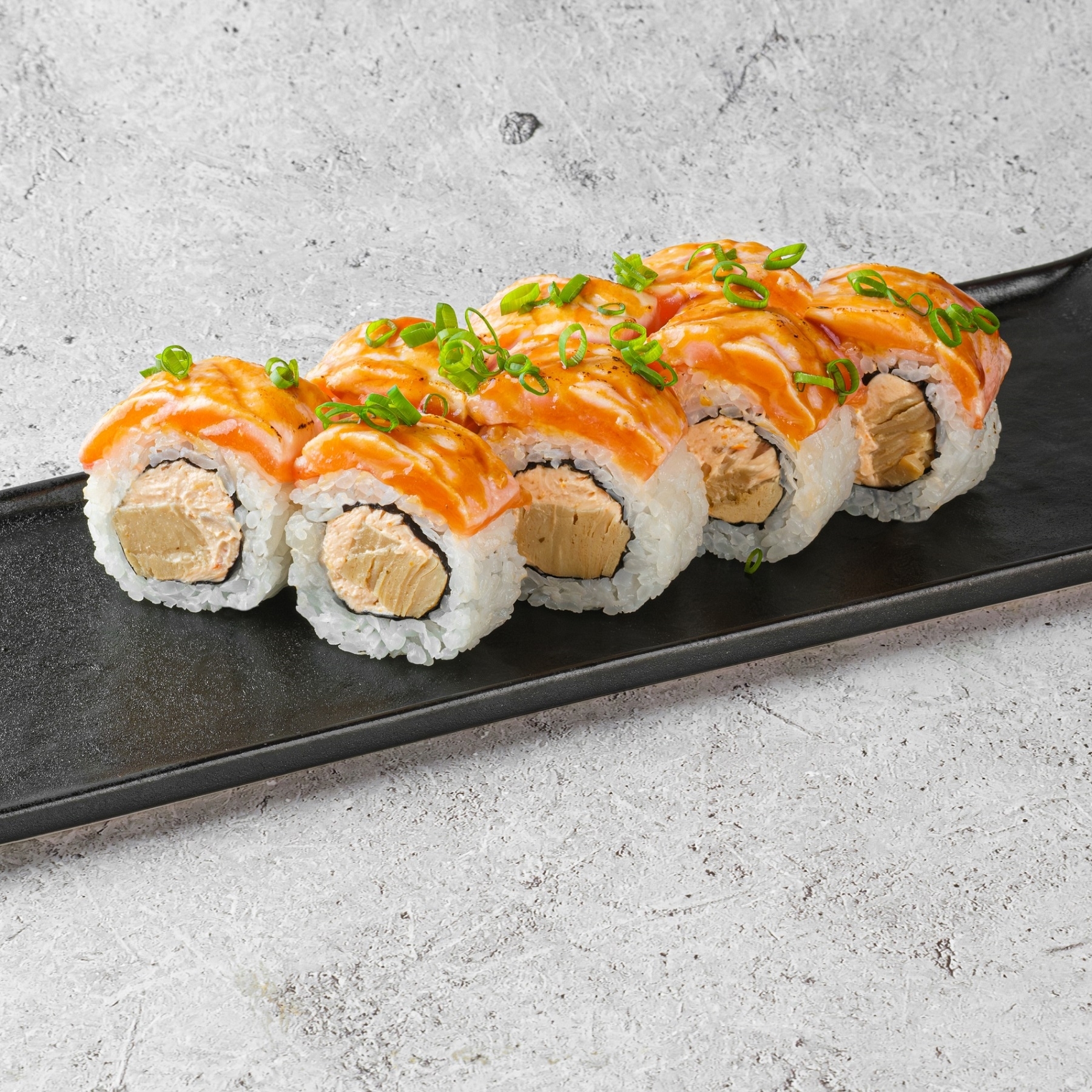 Ролл Опаленный лосось никири