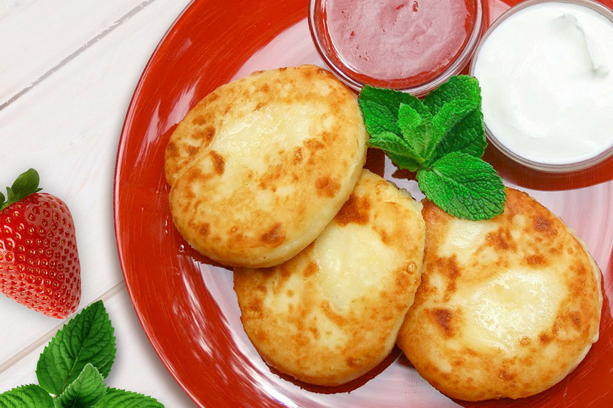 Сырники со сметаной и клубничным соусом