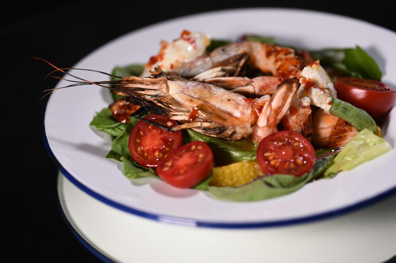 Салат с опаленным лососем и креветками