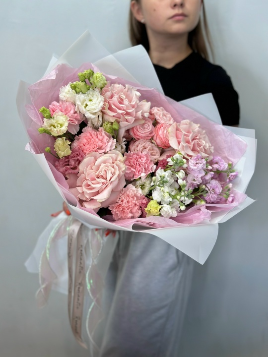 Букет с французскими розами ,кустовой маттиолой ,эустомой ,кустовой розой мадам бомбастик