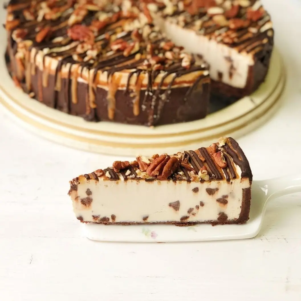 Чизкейк с карамелью и орехами