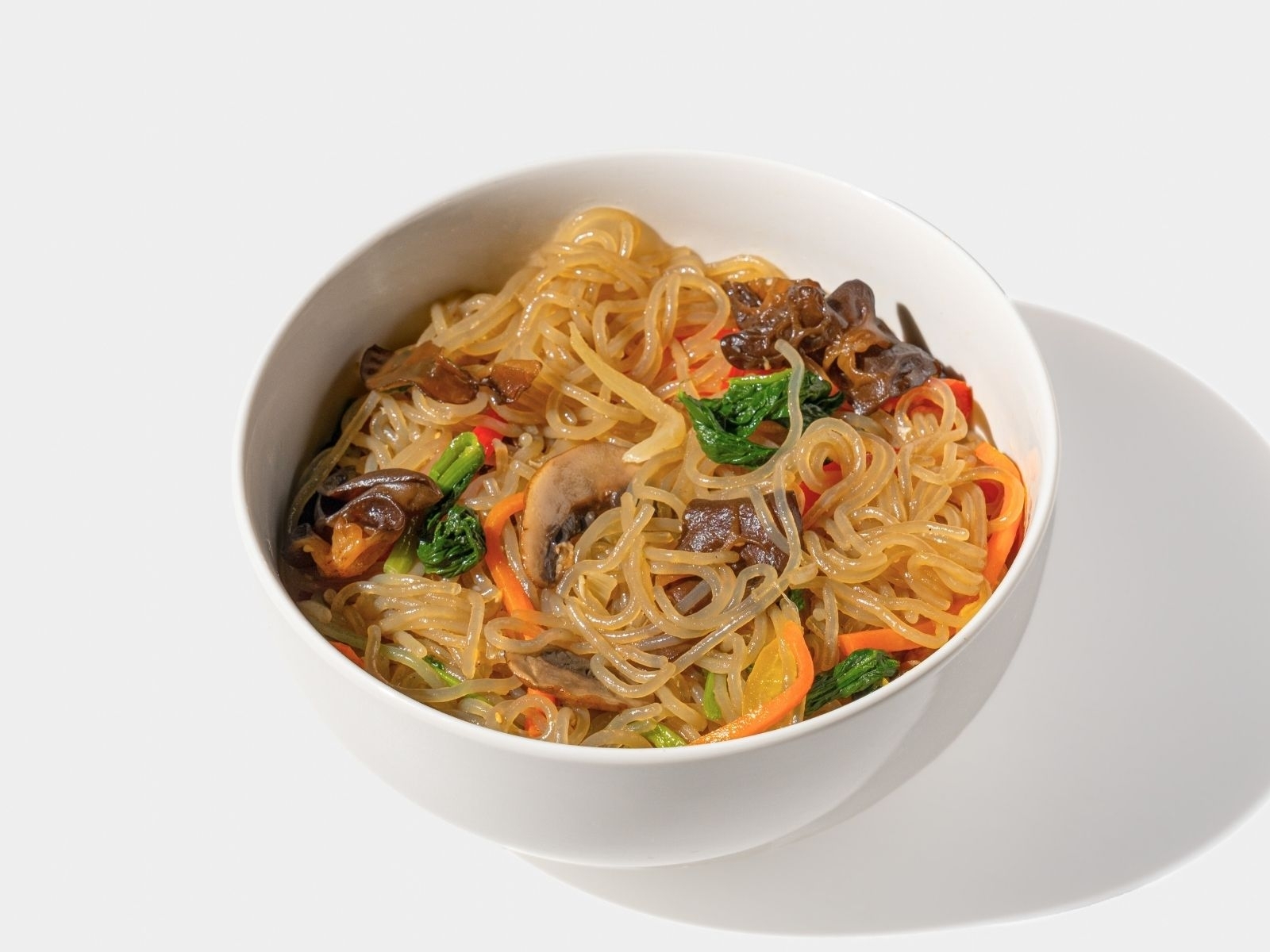 Лапша из батата с курицей и овощами Чапче