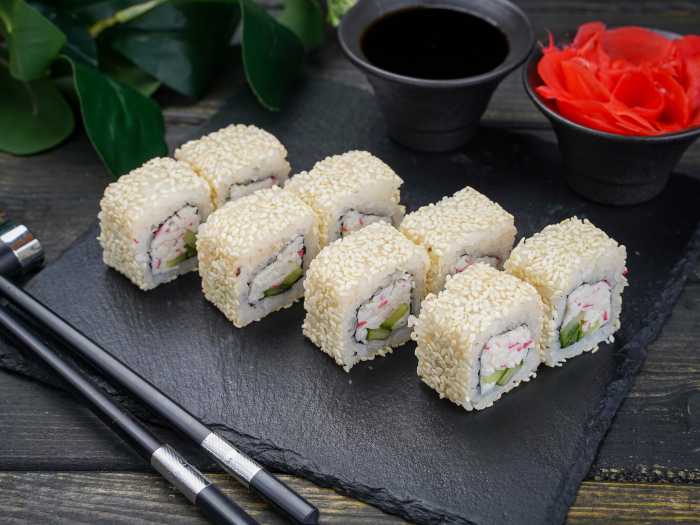 Ролл Калифорния в кунжуте