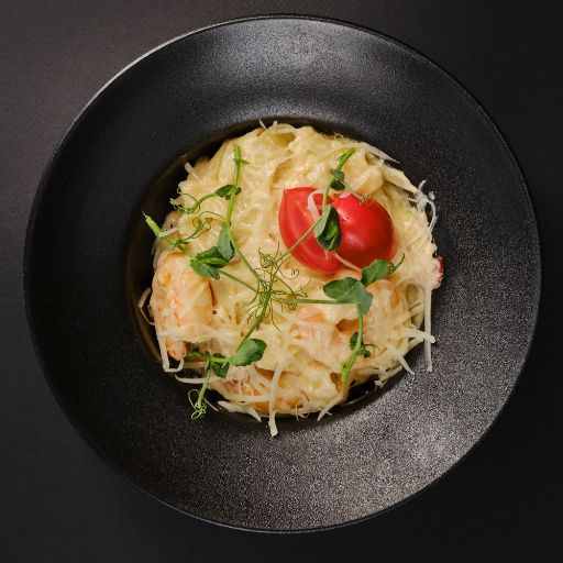 Фетучини с креветками и беконом