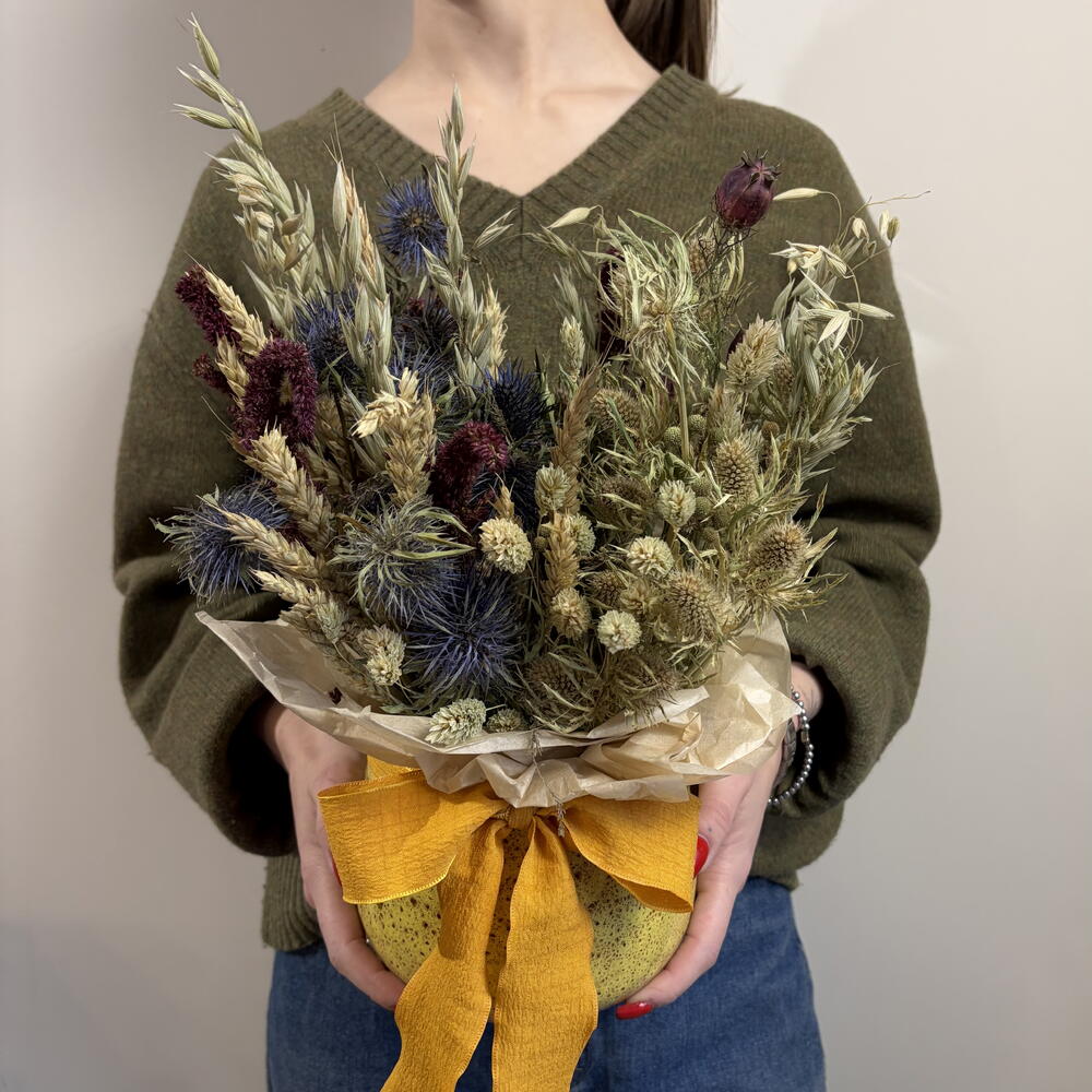 Композиция из сухоцветов в желтом кашпо