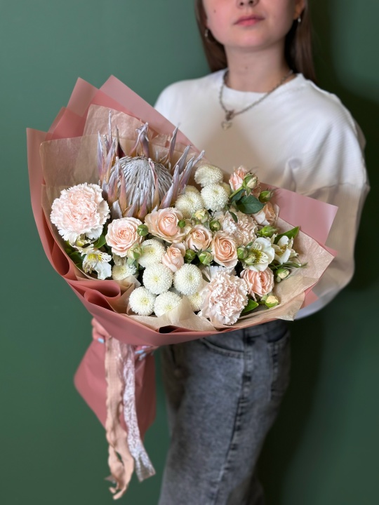 Букет с протеей ,кустовой розой ,хризантемой ньютон и альстромерией