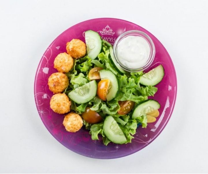 Сырные шарики с микс-салатом