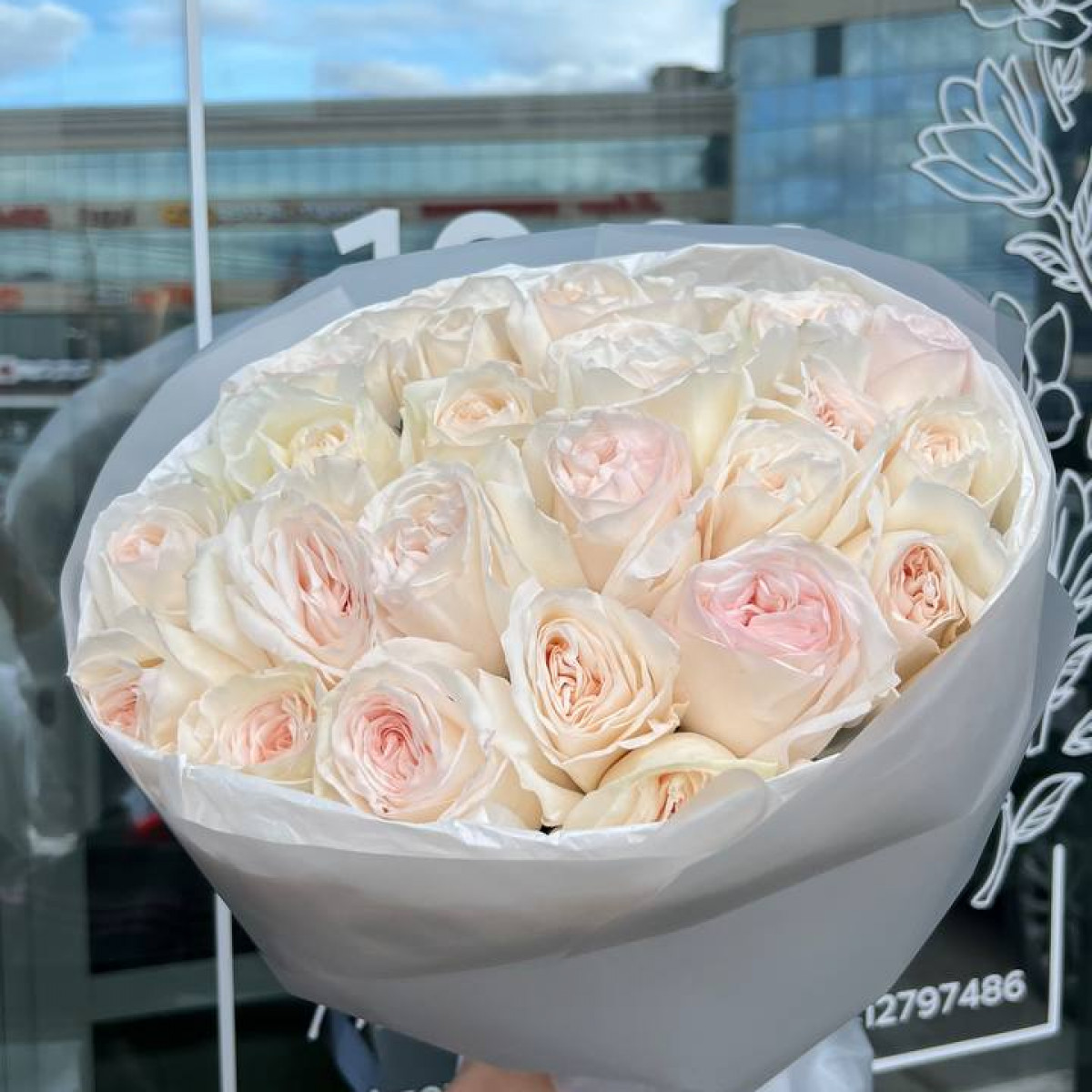 Моно букет из 25 кремовых роз Эквадор (предзаказ)