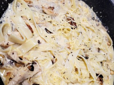 Паста с курицей и грибами