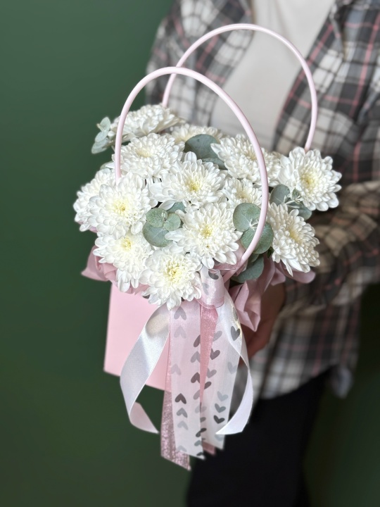 Нежная сумочка с пушистой хризантемой и эвкалиптом
