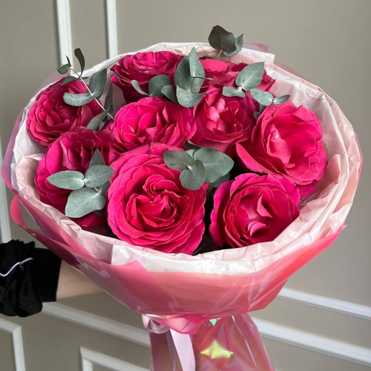 Моно букет из 9 роз с эвкалиптом (предзаказ)