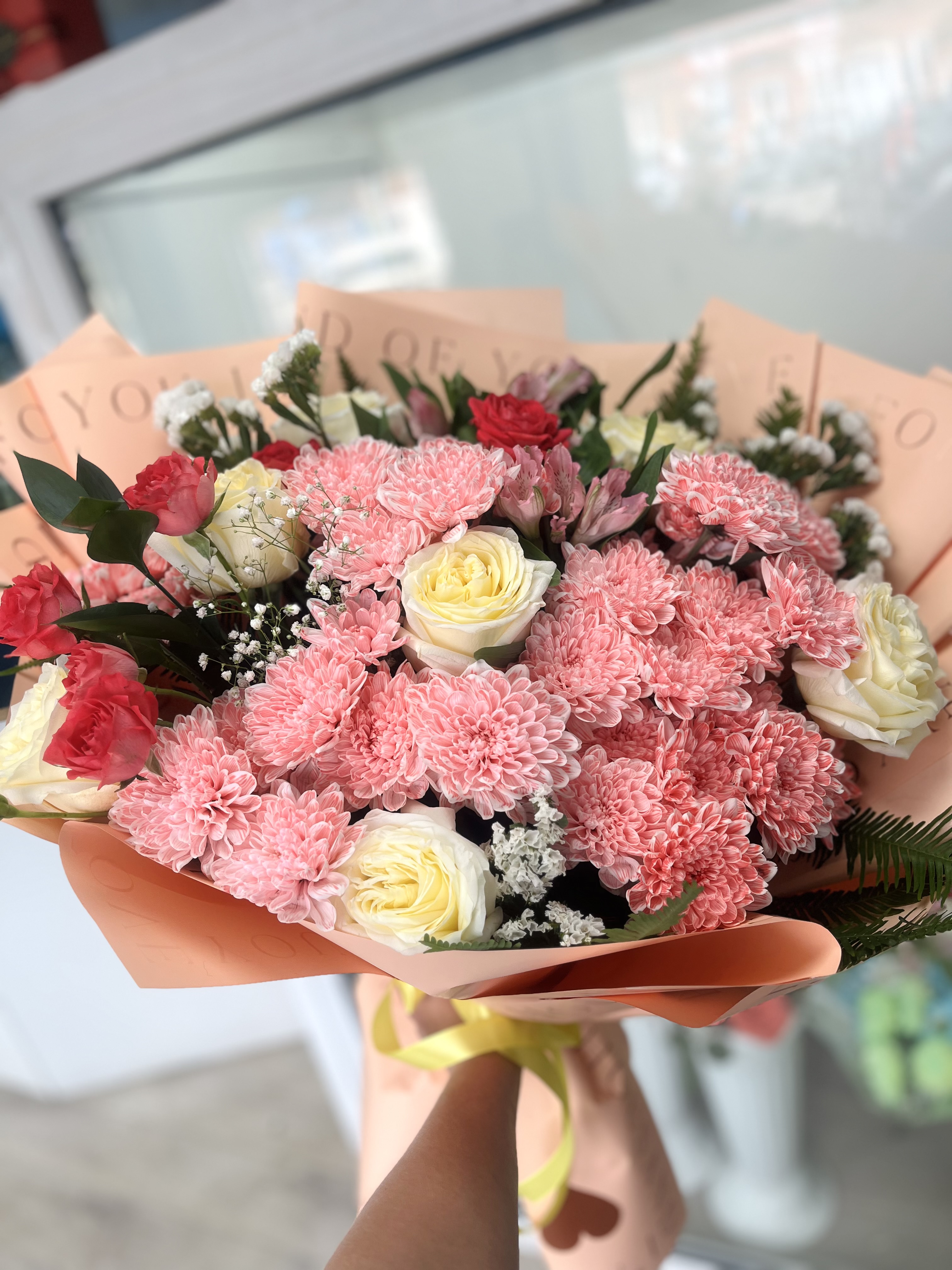 Сборный букет из роз, хризантем, альстромерий