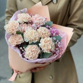 Букет из диантусов с гипсофилой и эвкалиптом