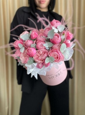 Композиция в цилиндре с кустовой пионовидной розой