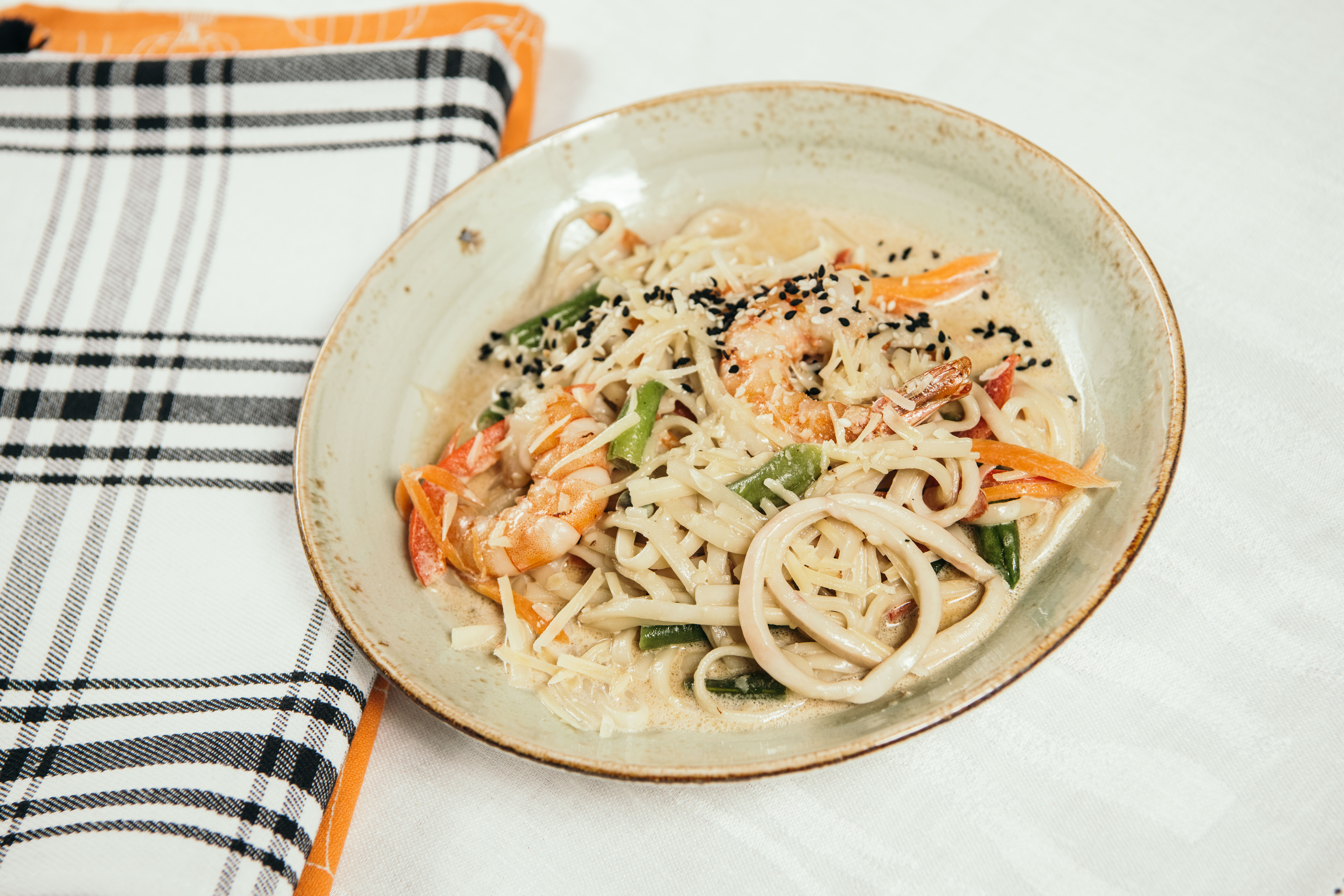 Удон с морепродуктами в сливочном соусе