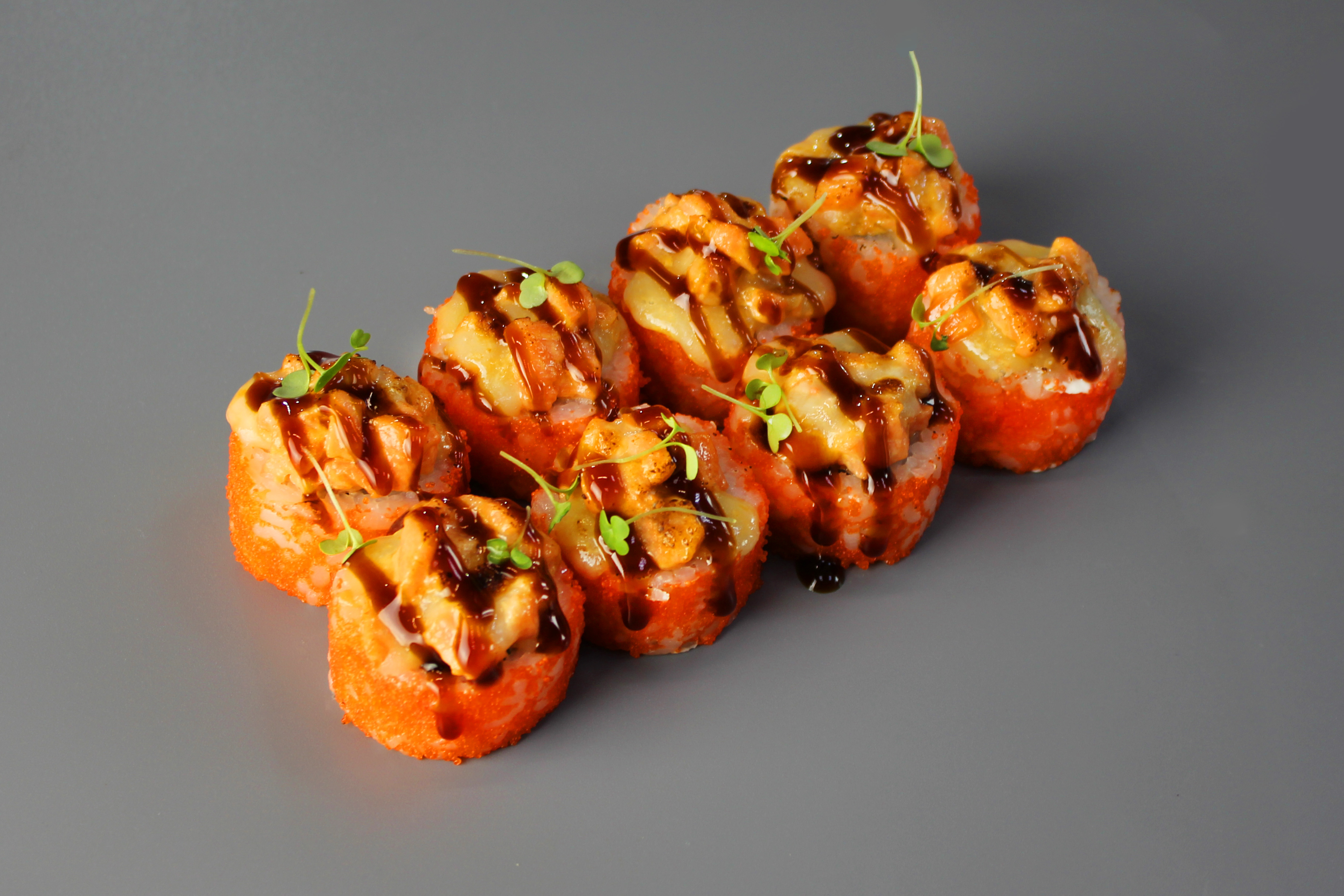 ЗАПЕЧЕНЫЙ РОЛЛ "ЛОСОСЬ, МОЦАРЕЛЛА"