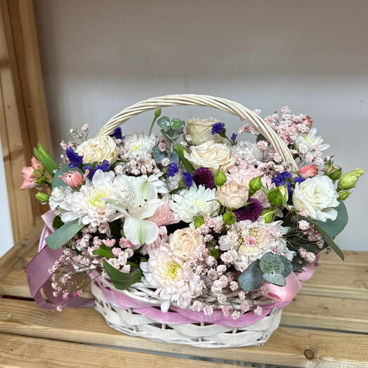 Цветы в корзине