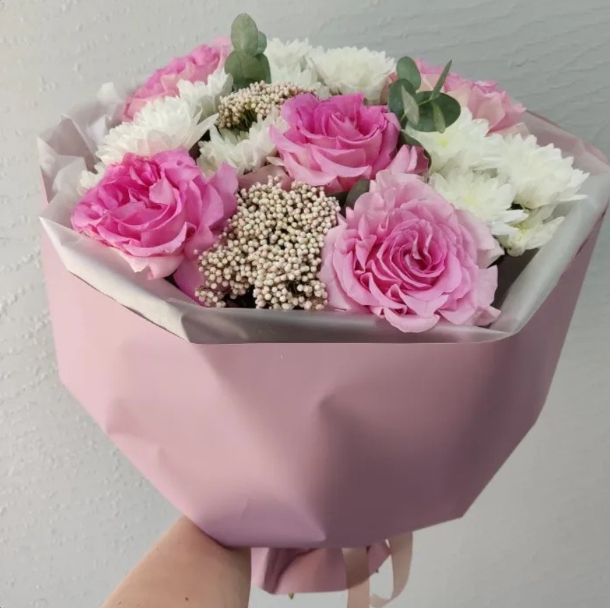 Букет с розами и хризантемами