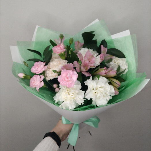 Букет из гвоздики и альстромерии