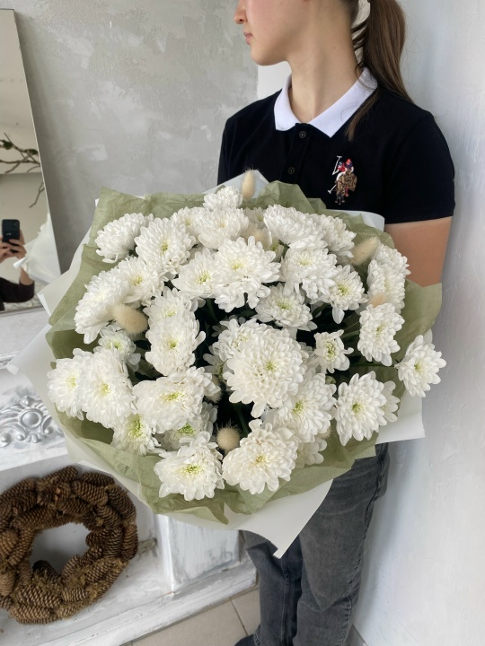 Пышный монобукет из хризантем и лагуруса