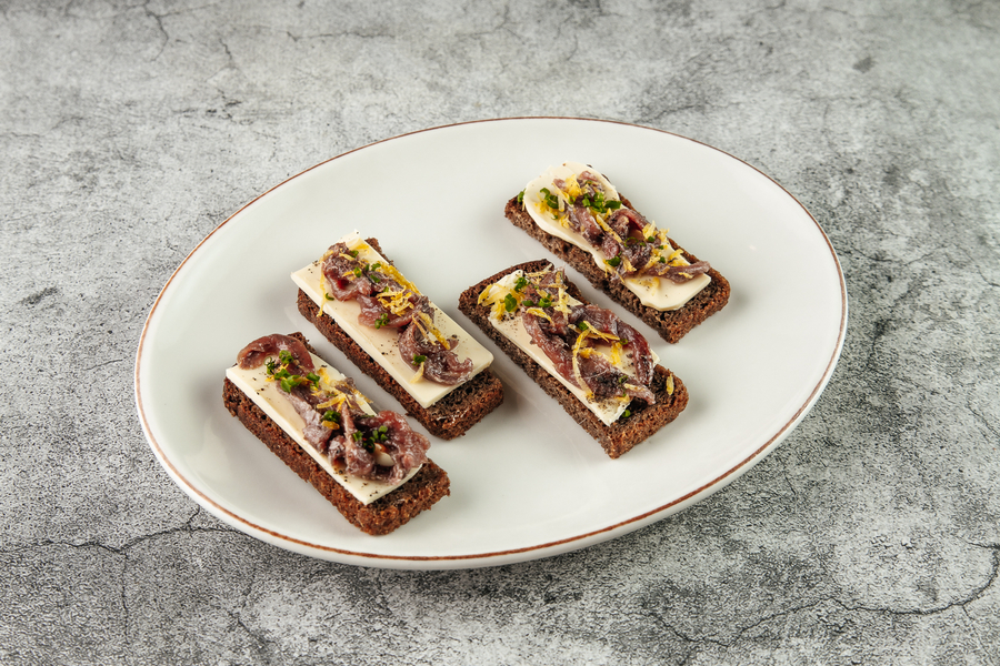 Анчоус с маслом и лимонной цедрой