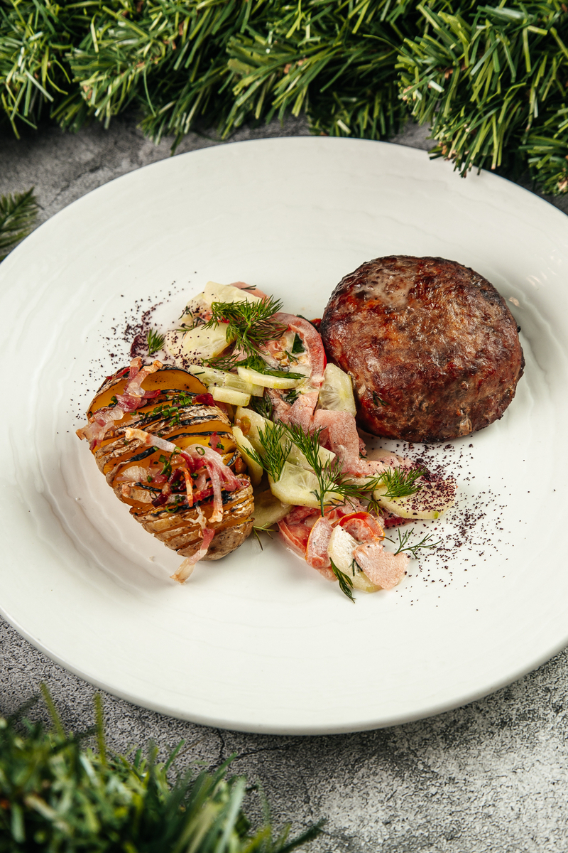 Бифштекс из индейки с камамбером и свежими овощами