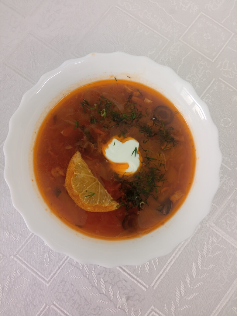 Солянка сборная мясная со сметаной