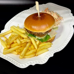 Бургер с говяжьей котлетой, томатами и трюфельным соусом