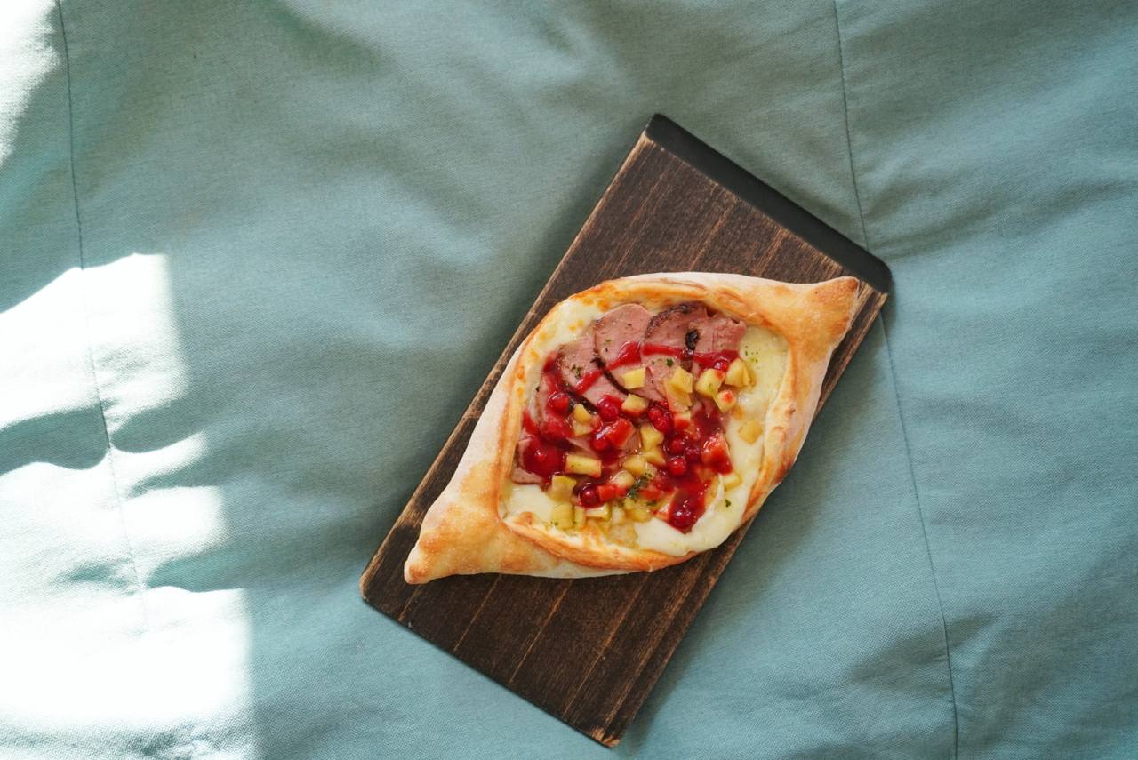 Хачапури с уткой и брусникой