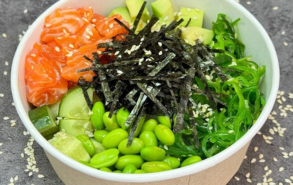 Поке с лососем (соус ореховый)