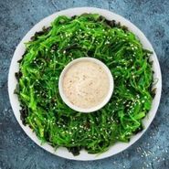 Салат Чука с ореховым соусом